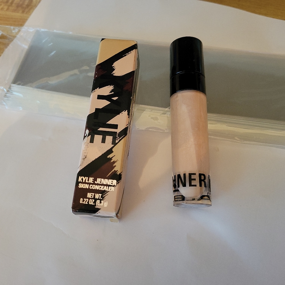 Kylie Jenner skin concealer (bone)